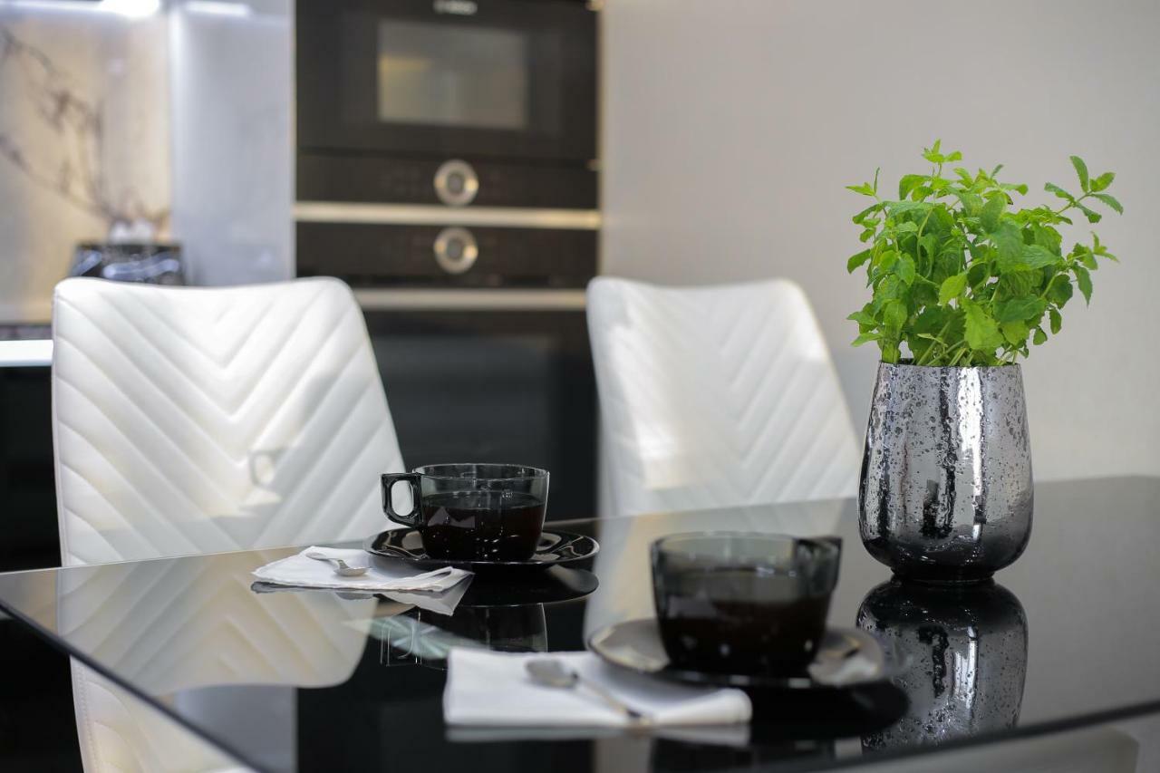 Black&White Apartment In Smart Plaza Kiev Exterior foto
